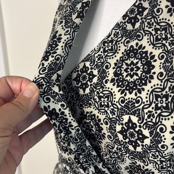 Lipstick Boutique Black and White Floral Halter Top/Dress. Small - Picture 4 of 11